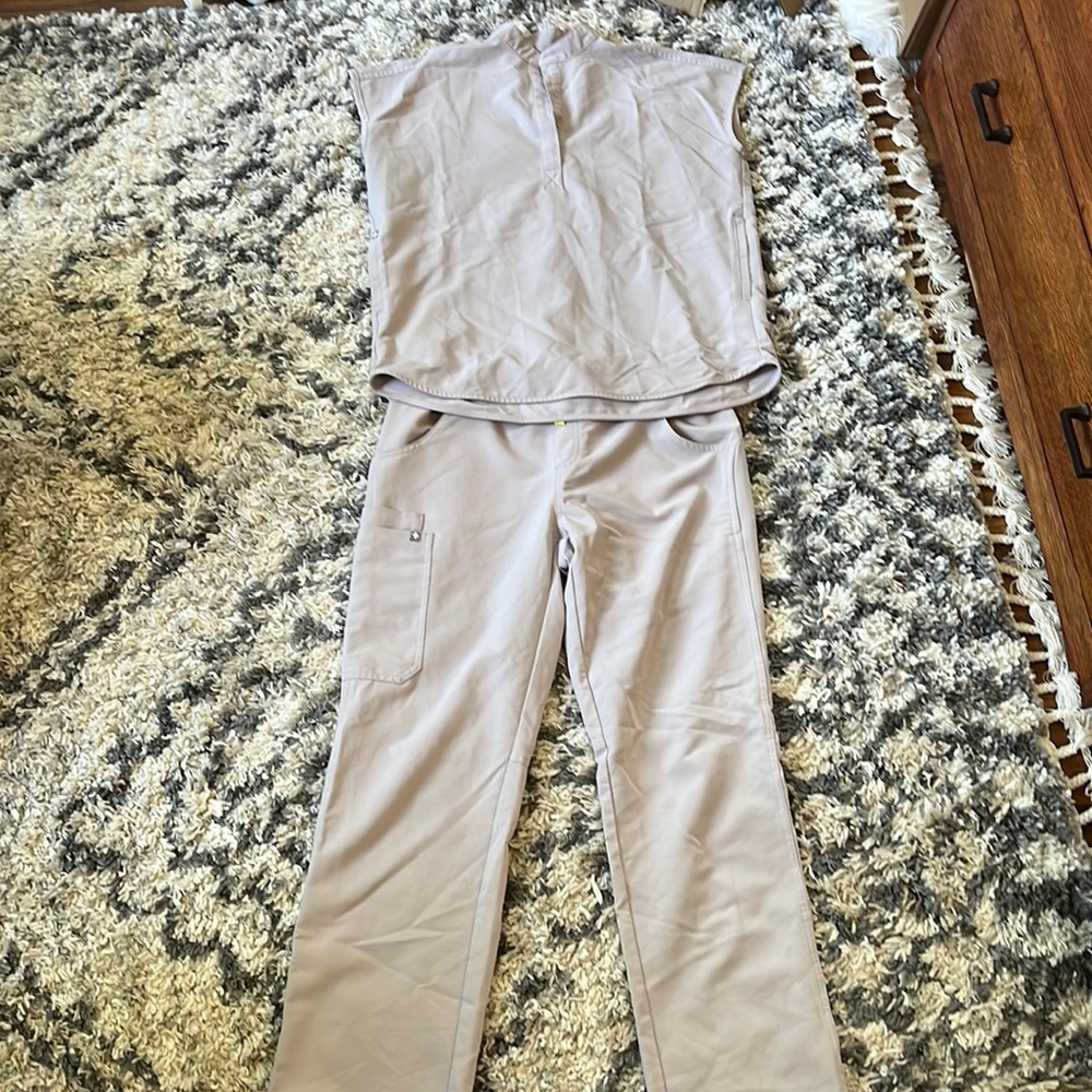 FIGS scrub Rafaela top and Kade Cargo Scrub pants